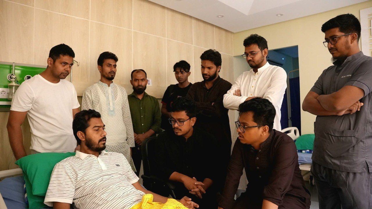 ভিপি নুরুল হক নূরকে দেখতে হাসপাতালে ভিপি সাদিক কায়েম